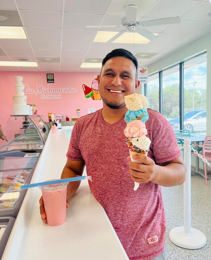 The La Michoacana Es Natural team behind the counter